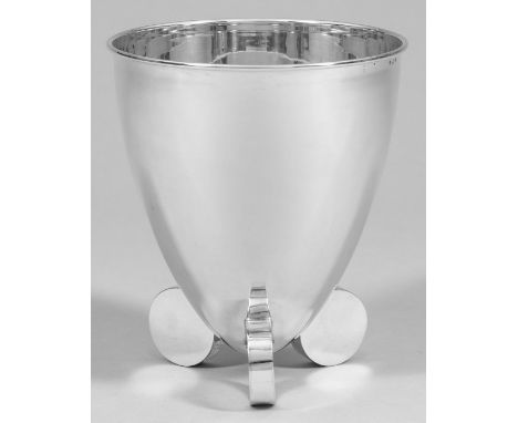Champagnerkühler im Art Déco-Stil. Silber. Von drei Scheibenfüßen getragener, konischer Korpus mit glatter Wandung. Gest. 925