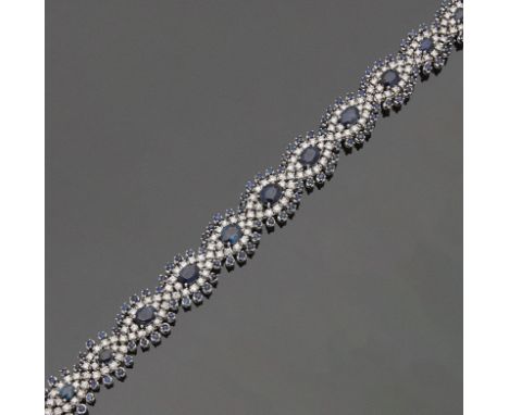Prachtvolles Saphir-Brillantarmband aus den 80er Jahren Weißgold, 18 ct.; Schauseitig besetzt mit tintenblauen Saphiren von z