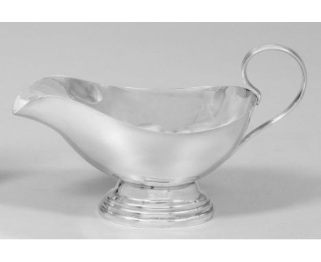 Sauciere Silber. Über profiliertem Stand gebauchter Korpus mit weit zum Ausguss ausgezogenem Rand. Gest. 925. Gew. ca. 200 g.