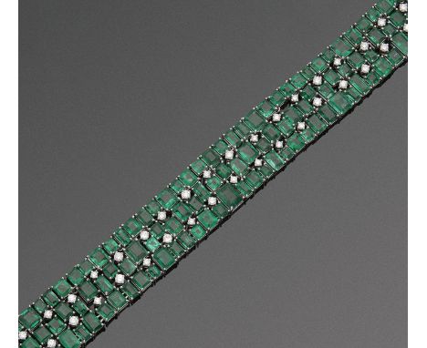 Extravagantes Smaragd-Manschettenarmband Weißgold, gest. 750. Schauseitig ausgefasst mit tannengrünen Smaragden von zus. 36 c