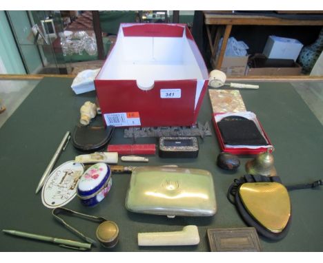 A mixed lot of collector's items, to include: a papier mache and mother of pearl inlaid snuff box, a mother of pearl card cas