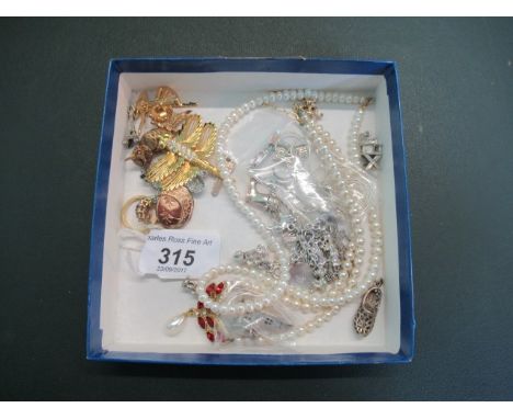 A mixed lot of jewellery, to include: a 9ct gold locket, an 18ct yellow gold wedding band, a 9ct gold dress ring and other it