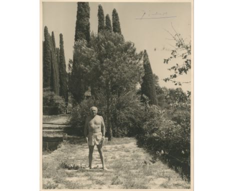 PICASSO PABLO: (1881-1973) Spanish painter. A wonderful, large vintage signed 9.5 x 11.5 photograph, the image depicting Pica