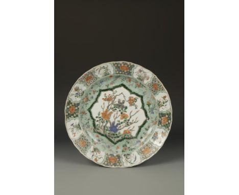 A CHINESE FAMILLE VERTE CHARGER, decorated with flowers in a star-ogee panel, 15" dia