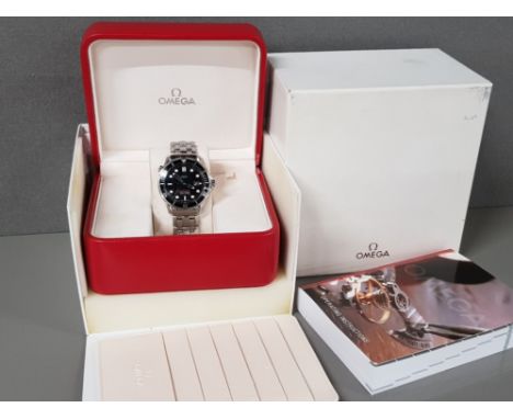 GENTS OMEGA SEAMASTER 41MM PROFESSIONAL 300M QUARTZ WATCH WITH BLACK DIAL - GOOD CONDITION AND IN FULL WORKING ORDER, IN ORIG