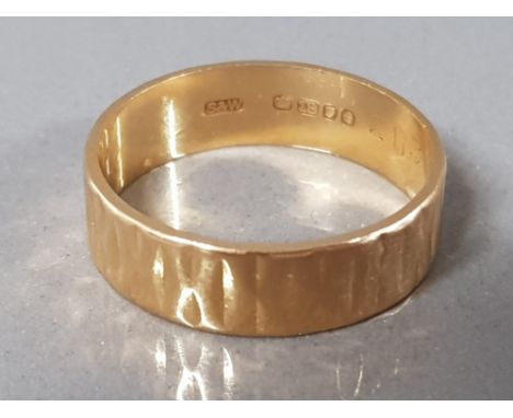 18CT YELLOW GOLD BARK EFFECT BAND, RING 3.9G, SIZE P 1/2