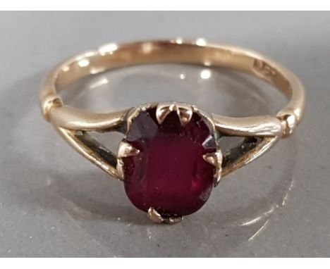 9CT YELLOW GOLD RED STONE RING 1.8G GROSS, SIZE N 1/2