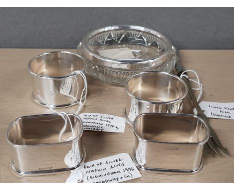 6 SILVER ITEMS TO INCLUDE 2 PAIRS OF BIRMINGHAM HALLMARKED NAPKIN RINGS 1978 AND 1996 SHEFFIELD HALLMARKED SILVER HANDLED FOR