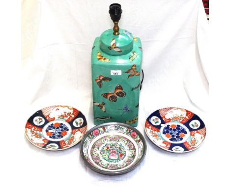 A Chinese porcelain table lamp with butterfly decoration, 49cm overall, Imari plates and Canton plate 