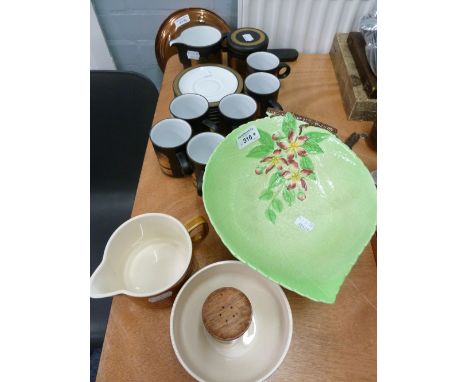 A SET OF SIX HORNSEA POTTERY CUPS AND SAUCERS, WITH GOLD ON BLACK PATTERN, MATCHING MILK JUG AND SUGAR BASIN WITH COVER, A HO