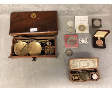 A Pair of guinea scales, a pair of gold scales, a bronze commemorative second world war Russian medal and other commemorative