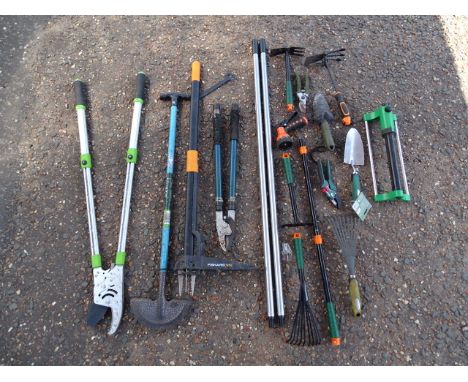 Garden tools to include loppers and trowels etc&nbsp;