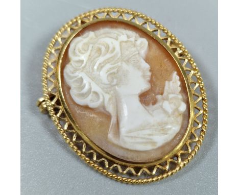 18ct gold ornate framed cameo portrait pendant brooch. 5.7g approx. (B.P. 21% + VAT)