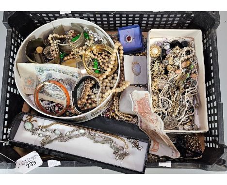 Collection of vintage and other jewellery to include: bracelets, bangles, necklaces, bank notes etc.  (B.P. 21% + VAT)