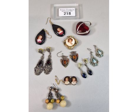 Bag of jewellery to include: ornate earrings, porcelain  portrait and gilt metal brooch, heart pendant etc. (B.P. 21% + VAT)