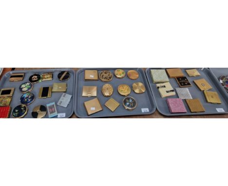Large collection of vintage compacts by Le Rage, Stratton etc., of engine turned designs, butterflies, birds, 1937 Coronation