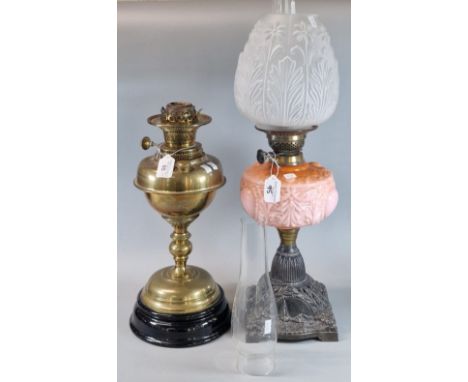 Early 20th century double oil burner lamp, having frosted and moulded floral and foliate shade above an orange ceramic reserv