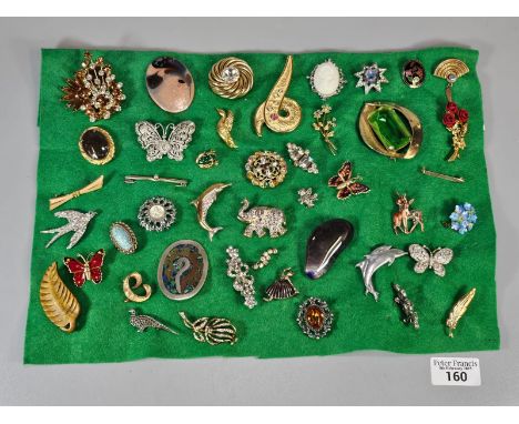 Collection of vintage and other brooches. (B.P. 21% + VAT)
