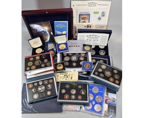 Large collection of coinage to include: Great Britain Crowns 1965-1981, Royal Mint 2010 UK Brilliant and Circulated coin coll