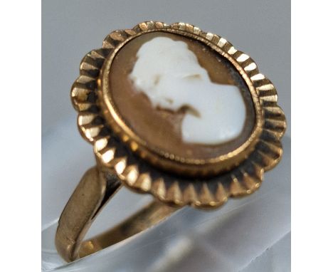 9ct gold cameo portrait ring. 4.6g approx. Size M. (B.P. 21% + VAT)