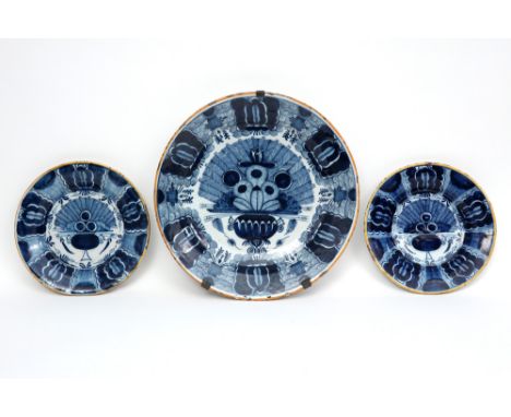 two plates and a dish in 18th Cent. ceramic from Delft with a blue-white decor || Lot (3) achttiende eeuwse Delftse faïence m