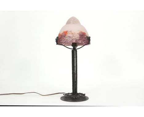Art Deco lamp in wrought iron and pâte de verre || Art Deco-lamp met voet in smeedijzer en met kap in gemarmerde glaspasta  -