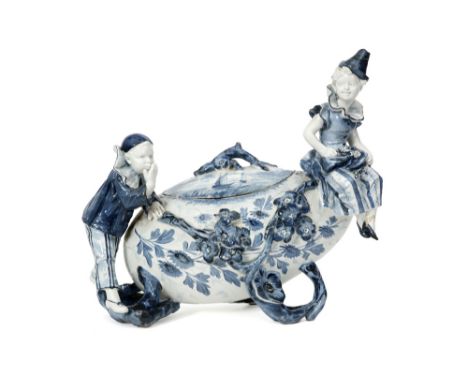 antique lidded tureen with two figures in presumably French ceramic with a blue-white decor || Antieke, allicht Franse, gedek