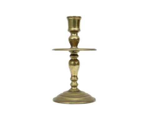 17th Cent. quite big bronze "collar" candlestick || Zeventiende eeuwse vrij grote (36 cm hoog) bronzen kraagkandelaar 