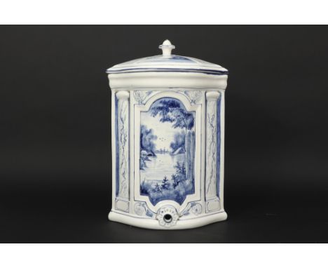 'antique' tap resevoir in ceramic with blue-white decor || 'Antieke' gedekselde (tap)reservoir (fonteintje) in faïence met bl