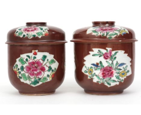 two 18th Cent. Chinese lidded pots in "Capucin" porcelain with a 'Famille Rose' decor || Lot van twee achttiende eeuwse Chine