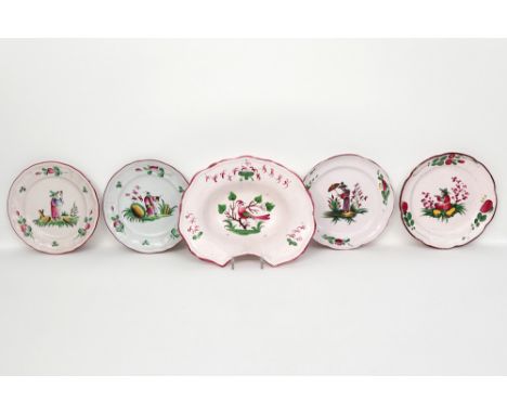 4 plates and a shaving bowl in French ceramic || Lot (5) Franse "faïence de 'Est" met vier borden met chinoiseriedecor en een