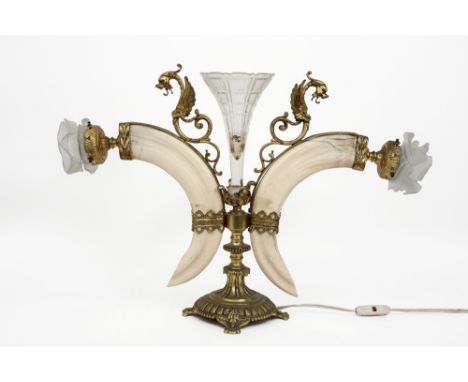 decorative 'antique' table lamp in crystal and gilded metal and with two boar tusks || Decoratieve lamp van ca 1900/10 in kri