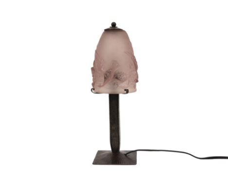 French Verlys signed Art Deco-lamp with a base in wrought iron and a nice shade with ducks decor || VERLYS Art Deco-lamp met 
