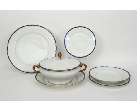 dinner set (64 pcs) in Limoges marked porcelain || 64-delig vintage eetservies in porselein, gemerkt Limoges, met een rand in
