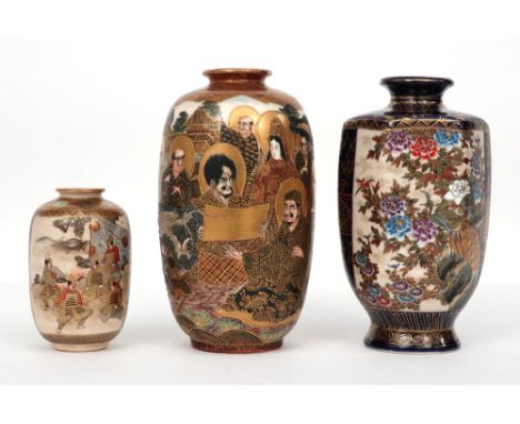 three antique Japanese vases in marked Satsuma ceramic || Lot van drie antieke Japanse vaasjes in gemerkt faïence van Satsuma