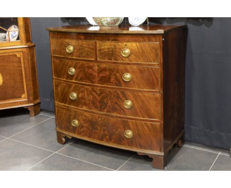 antique English chest of drawers in mahogany || Antieke Engelse commode in acajou met gegalbeerd front en vijf laden