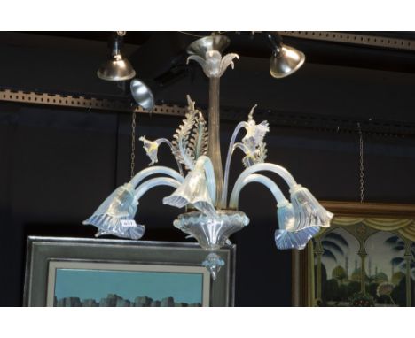 fifties'/sixties Murano chandelier in light blue glass || Schattige luster in lichtblauw Murano-glas met zes kappen met flora