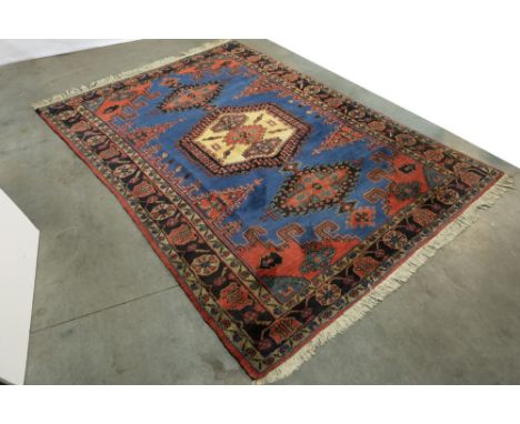 Persian vintage Heriz in wool  || Perzische vintage Heriz met een voor deze soort minder voorkomende medaillontekening op een
