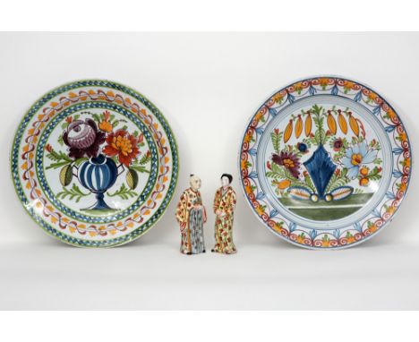 pair of marked dishes and a pair of Chinese style figures in Delft style ceramic with a polychrome decor || Lot (4) faïence m