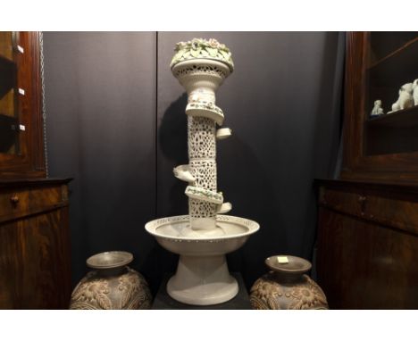 quite big presumably Italian ceramic fountain || Vrij grote vintage fontein in allicht Italiaanse faïence  -  hoogte : 120 cm