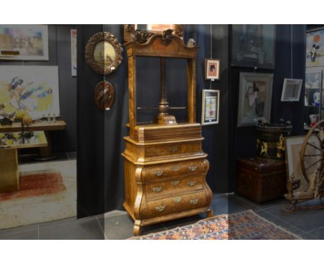 18th Cent. press with drawer and its chest of drawers in burr of walnut and walnut || Mooie achttiende eeuwse linnen- of boek
