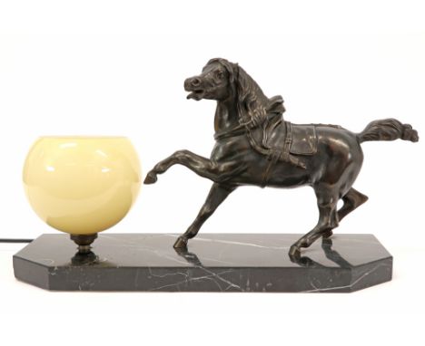 Art Deco lamp in marble with a metal horse || Art Deco-lamp in metaal en marmer met de voorstelling van een paard  -  hoogte 