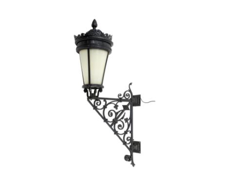 street light with mounting and hanging system in wrought iron || Straatlantaarn met montuur en hangsysteem in smeedijzer  -  