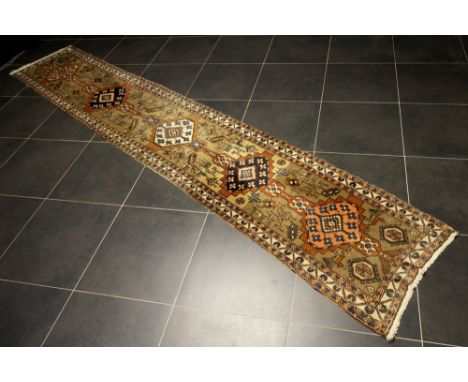 Persian vintage Meshkin runner in wool || Perzische vintage Meshkin - loper met een tekening met herhaald medaillon in gepati