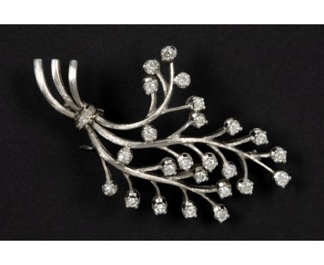 sixties'  vintage brooch in white gold (18 carat) with ca 1 carat of quality Swiss' cut diamonds || Sixties' vintage broche i