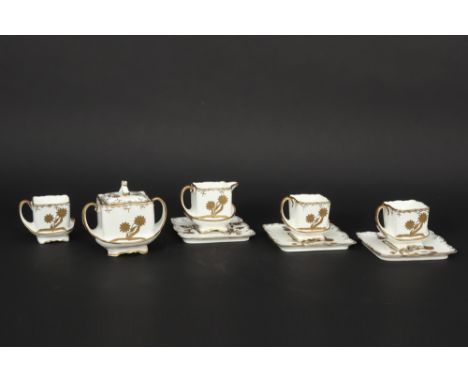 8pc Art Nouveau set in presumably English ceramic with gold whiplash ornamentation || Achtdelig Art Nouveau-setje in allicht 