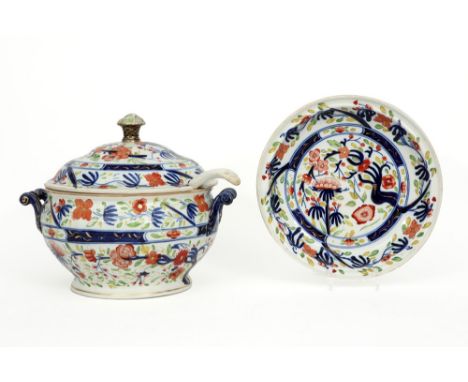 antique lidded tureen in English ceramic with polychrome decor || Antieke gedekselde terrine in allicht Engelse faïence met p
