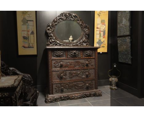 antique Chinese coiffeuse/chest of drawers with top with mirror in richly sculpted (rose- ?) wood || Antiek Chinees toiletmeu