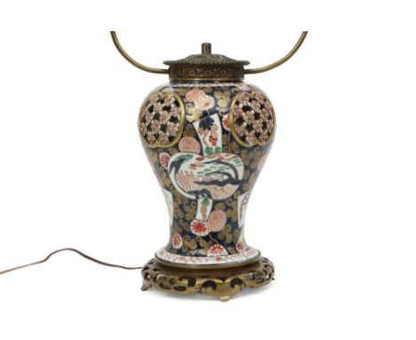 antique vase in Samson porcelain with openwork and with an Imari decor  -  made into a lamp || Antieke vaas in Samson-porsele