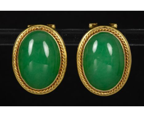 pair of earrings in yellow gold (18 carat) each with a green stone (maybe Jade) cabochon || Paar oorbellen (clipsmodel) in ge